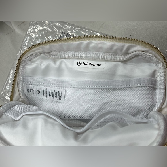 Lululemon Everywhere Crossbody Belt Bag Fleece 1L White Opal/Gold Hardware NWT - Picture 8 of 9
